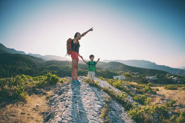 Жінка Подорожує Дитиною Мама Син Горах Лізьте Вершину Гори Дітьми — стокове фото