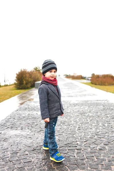 Pojke Promenad Regnig Dag Ett Stilfullt Klädda Barn Går Våt — Stockfoto