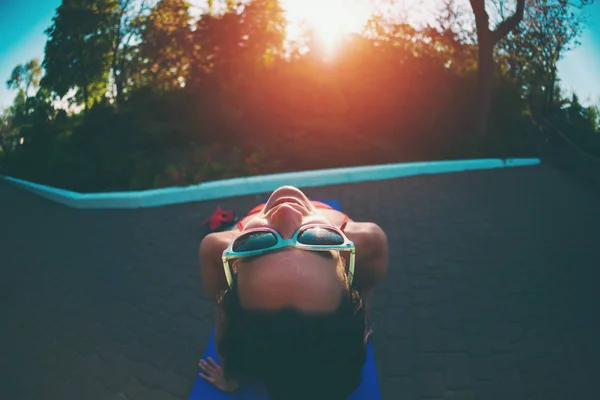 Het Meisje Betrokken Bij Ochtend Yoga Opleiding Het Park Een — Stockfoto