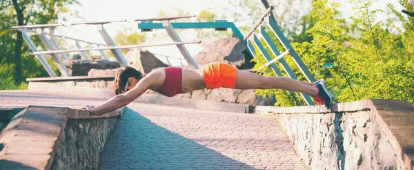 Rapariga Está Prancha Uma Mulher Desportiva Treina Rua Atleta Mantém — Fotografia de Stock