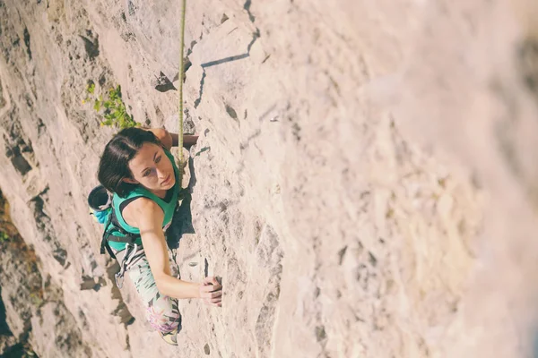 Chica Sube Roca Una Mujer Dedica Aptitud Naturaleza Deporte Extremo — Foto de Stock