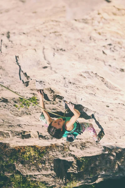 Flickan Klättrar Rock Kvinna Engagerad Fitness Naturen Extrem Sport Klättra — Stockfoto