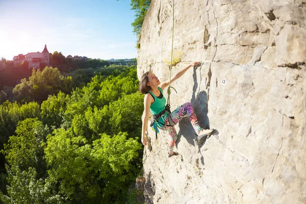 Dziewczyna Wspina Się Rock Tle Piękny Las Krajobraz Kobieta Zajmuje — Zdjęcie stockowe