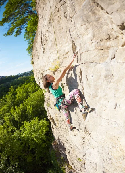 Chica Sube Roca Una Mujer Dedica Aptitud Naturaleza Deporte Extremo — Foto de Stock