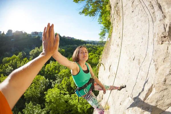 Chica Sube Roca Una Mujer Dedica Aptitud Naturaleza Escalador Cinco — Foto de Stock