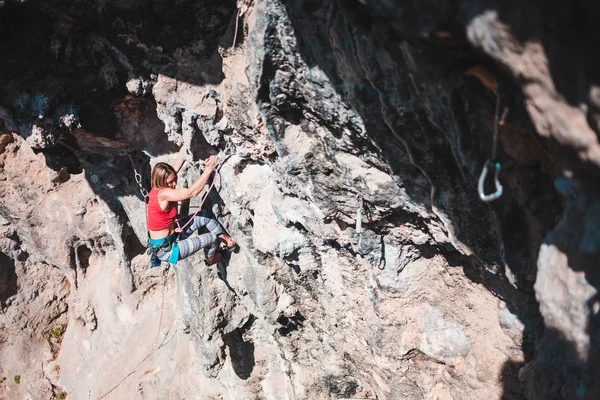 Una Mujer Sube Roca Atleta Entrena Relieve Natural Escalada Roca —  Fotos de Stock