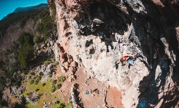 Una Mujer Sube Roca Sobre Telón Fondo Hermoso Paisaje Montaña —  Fotos de Stock
