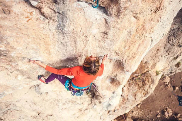 Een Vrouw Klimt Rots Klimmen Natuur Fitness Openlucht Actieve Levensstijl — Stockfoto