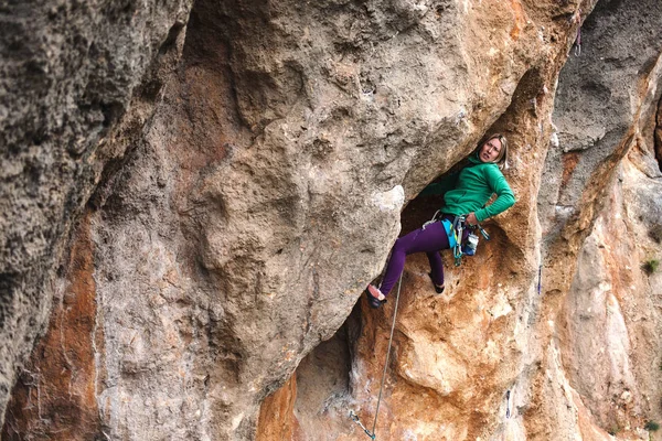 Bir Kaya Tırmanışçısı Kız Bir Tırmanış Yapıyor Doğada Spor Açık — Stok fotoğraf