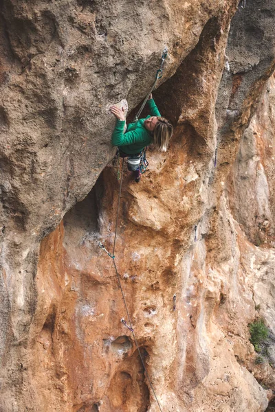 Grimpeur Sur Rocher Fille Fait Une Ascension Sport Dans Nature — Photo