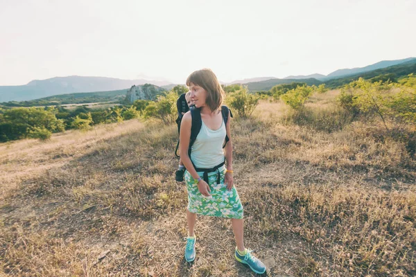 Chico Está Sentado Una Mochila Niño Viaja Con Sus Padres — Foto de Stock