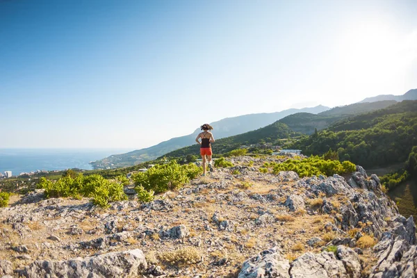 Rapariga Corre Pelas Montanhas Contra Pôr Sol Treinamento Atleta Natureza — Fotografia de Stock