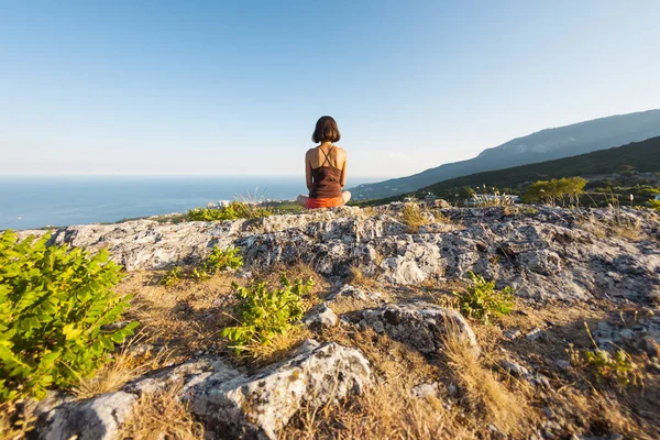 Una Ragazza Seduta Sulla Cima Una Montagna Una Donna Impegnata — Foto Stock