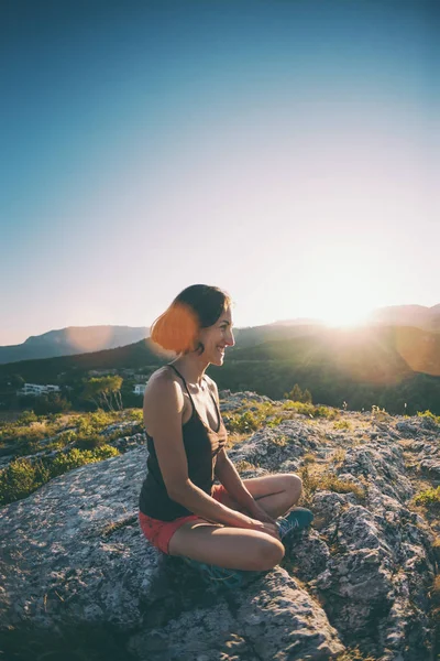 Het Meisje Zit Top Van Berg Bij Zonsondergang Vrouw Glimlacht — Stockfoto