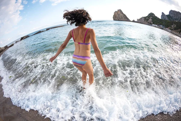 Μια Γυναίκα Μπαίνει Στη Θάλασσα Slim Κορίτσι Άλματα Στον Ωκεανό — Φωτογραφία Αρχείου