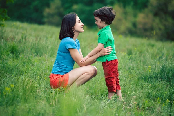 Niño Comunica Con Madre Naturaleza Una Mujer Escucha Hijo Camina — Foto de Stock