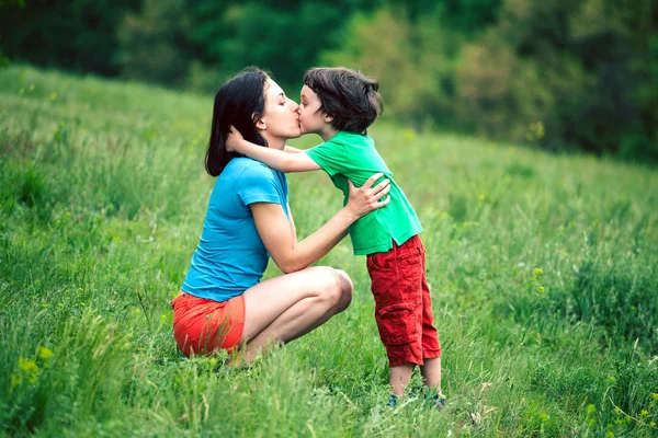 Chico Besa Madre Una Mujer Está Abrazando Hijo Madre Hijo — Foto de Stock