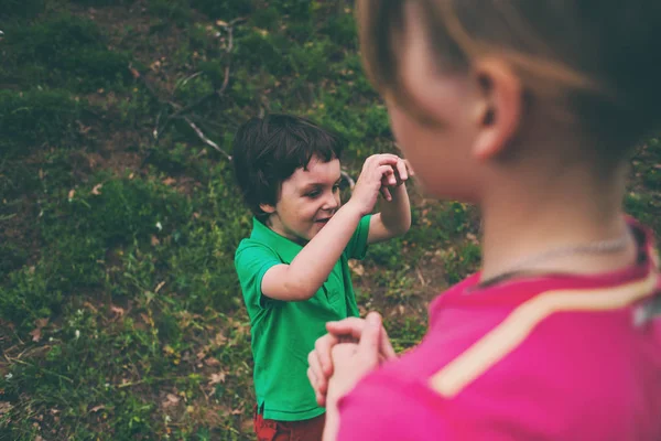 Pojken Leker Med Sin Äldre Bror Barnet Spelas Med Vänner — Stockfoto