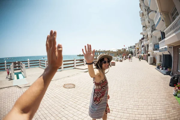 Ragazza Sta Camminando Lungo Località Turistica Donna Col Cappello Cinque — Foto Stock