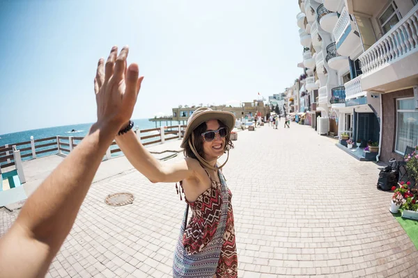 Ragazza Sta Camminando Lungo Località Turistica Donna Col Cappello Cinque — Foto Stock