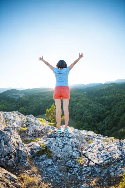 Lány Hegy Tetején Felemelte Kezét Felmászott Tetejére Sikerére Lenyugvó Nap — Stock Fotó