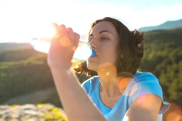 Una Mujer Bebe Agua Cima Una Montaña Chica Sacia Sed —  Fotos de Stock