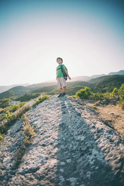 山の上に少年 児バックパック旅行です 山と美しい空の背景の子供します アクティブな休暇 ほとんどの旅行者 — ストック写真