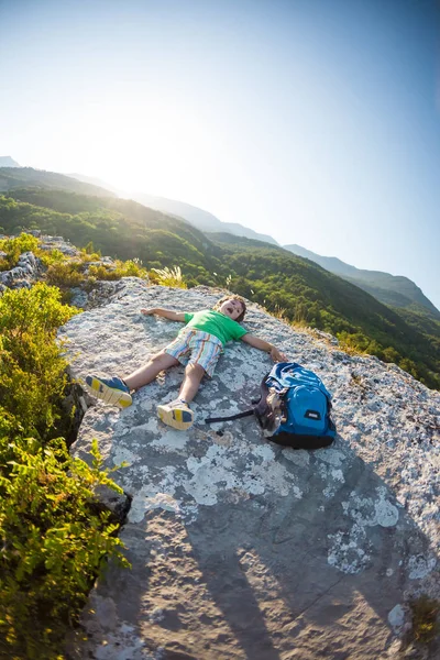 Bambino Giace Una Grande Pietra Ragazzo Sulla Cima Una Montagna — Foto Stock