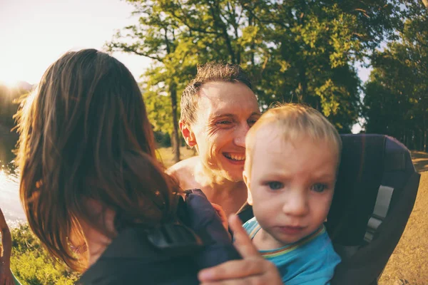 Die Familie Verbringt Zeit Miteinander Der Natur Liebender Vater Ein — Stockfoto