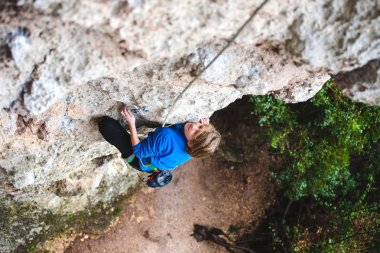 çocuk için spor doğa üzerinde gidiyor. aktif tatiller. Çocuk kampında dağcılık. Çocuk rock tırmanıyor.