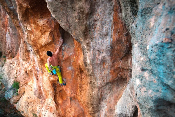 Man Climbs Rock Climbing Nature Fitness Outdoors Active Lifestyle Extreme — Stock Photo, Image