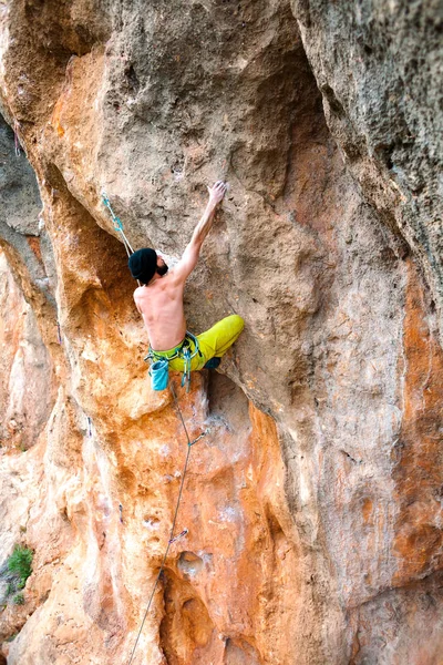 Homem Sobe Rocha Escalada Natureza Fitness Livre Estilo Vida Ativo — Fotografia de Stock