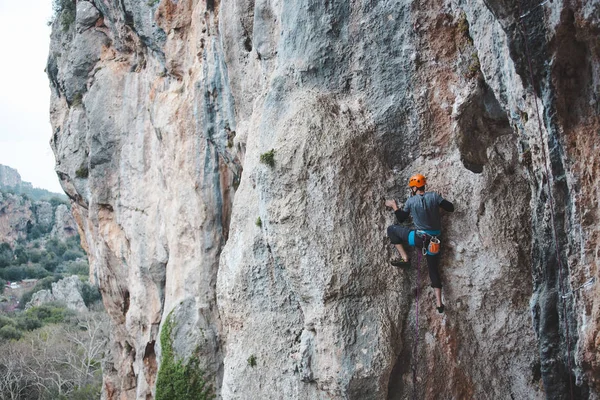 Hombre Con Casco Sube Roca Escalada Naturaleza Fitness Aire Libre —  Fotos de Stock