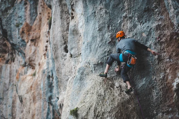 Ein Mann Mit Helm Erklimmt Den Felsen Klettern Der Natur — Stockfoto