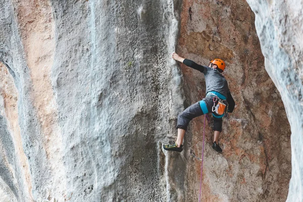 Hombre Con Casco Sube Roca Escalada Naturaleza Fitness Aire Libre — Foto de Stock