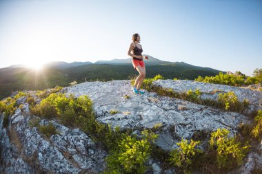 gün batımına karşı Dağları aşarak kızı çalışır. doğada bir sporcu eğitim.