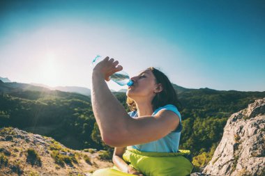 İçme suyu bir dağın tepesinde bir kadındır. Kız onun susuzluk quenches. Yorgun turistik bir plastik şişeden içer. Esmer bir uyku tulumu içinde oturuyor.