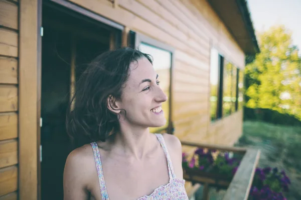 Ritratto Una Donna Sorridente Contro Una Casa Legno Una Mora — Foto Stock