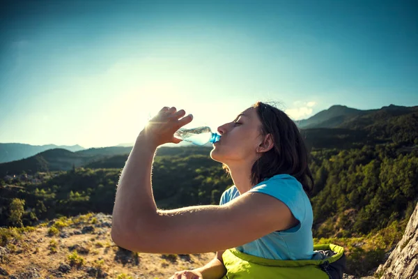 Una Mujer Bebe Agua Cima Una Montaña Chica Sacia Sed —  Fotos de Stock