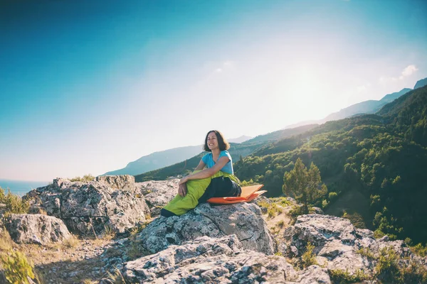 Una Donna Seduta Sacco Pelo Sulla Cima Una Montagna Una — Foto Stock