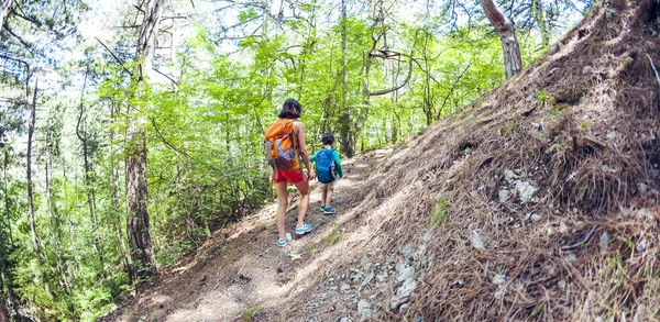 Une Femme Son Enfant Marchent Long Sentier Forestier Garçon Avec — Photo