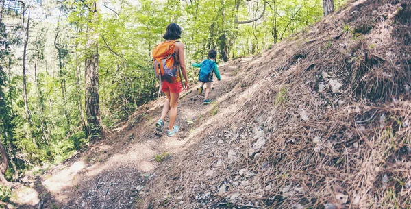 Kvinna Och Hennes Barn Promenera Längs Skogsstig Pojke Med Ryggsäck — Stockfoto