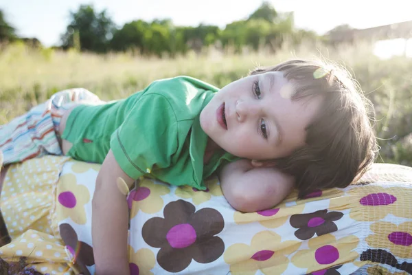 Jongen Zijn Moeder Liggen Weide Een Vrouw Haar Zoon Lopen — Stockfoto