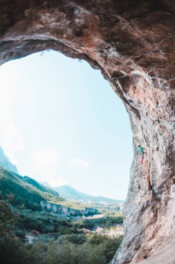 Bir kadın rock tırmanıyor. Doğada tırmanma. Fitness açık havada. Aktif yaşam tarzı. Ekstrem Sporlar. Doğal bir rahatlama atlet trenlerde. Eğitim pitoresk bir yerde. Türkiye'de dağcılık.