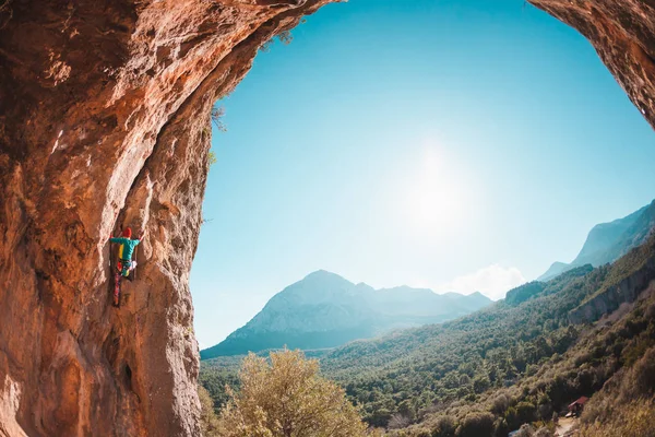 Kvinna Klättrar Rock Rock Form Båge Cave Extrema Sporter Idrottsman — Stockfoto