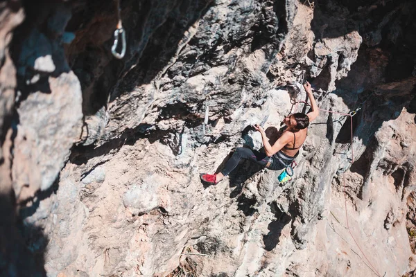 Bir Kadın Rock Tırmanıyor Doğada Tırmanma Fitness Açık Havada Aktif — Stok fotoğraf