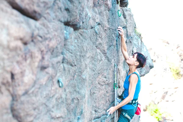 一个女人爬上岩石 自然地形的训练 极限运动 登山者在自然的浮雕上训练 — 图库照片