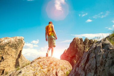 atlet gündüz dağ yükselir. açık hava etkinlikleri popüler bir tür.