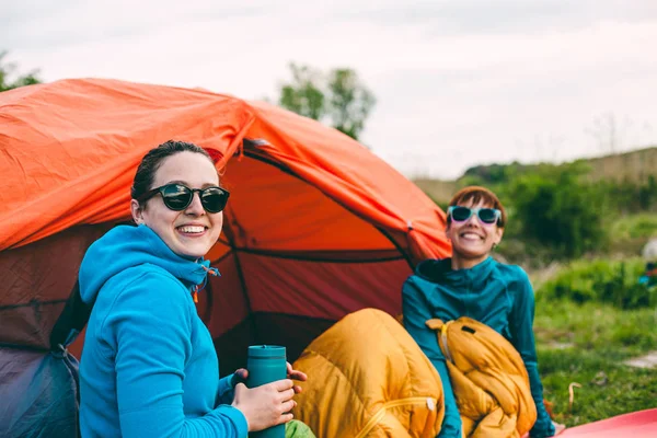 Due Ragazze Sono Sedute Una Tenda Fidanzate Comunicano Natura Donne — Foto Stock