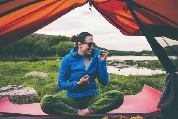 Ragazza Guarda Fuori Dalla Tenda Vacanze Nella Natura Nel Campeggio — Foto Stock